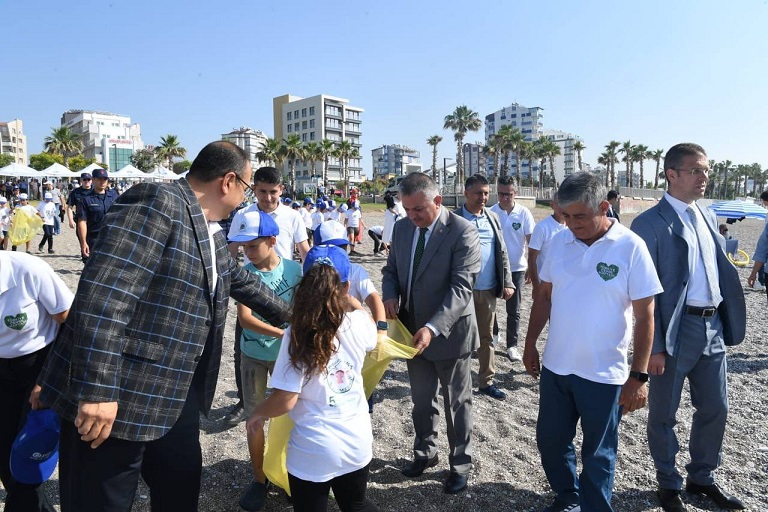 Vali Yazıcı Konyaaltı Sahilinde Çevre Temizliğine Katıldı