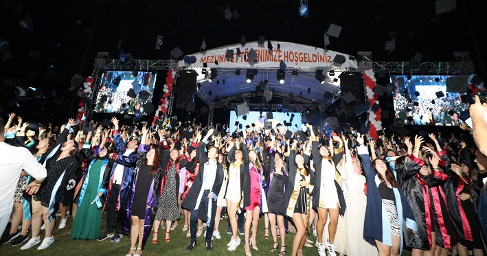 Akdeniz Üniversitesi’nden 10 bin öğrenci törenle mezun oldu