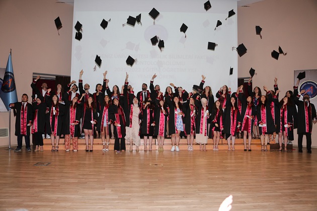 Sağlık Bilimleri Fakültesi mezunları yemin ederek mesleklerine ilk adımı attı