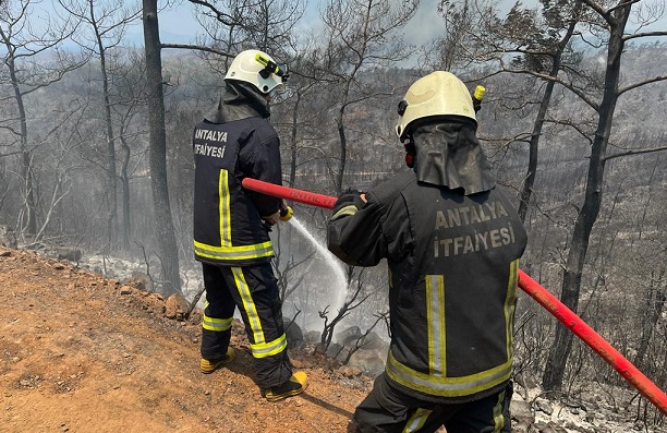 Büyükşehir İtfaiyesi Marmaris yangınında aktif görev alıyor