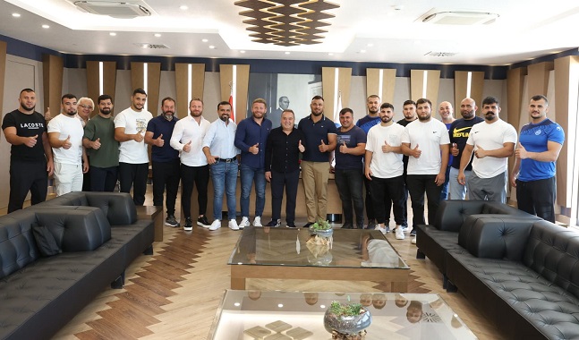 Büyükşehir pehlivanları Kırkpınar öncesi Başkan Böcek’i ziyaret etti