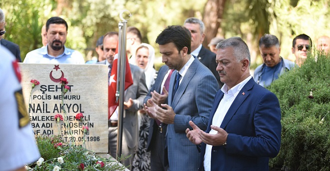 Vali Yazıcı; 15 Temmuz şehitlerini mezarı başında andı