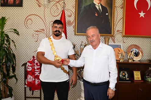 Başpehlivan Cengizhan Şimşek Başkan Şahin’i Ziyaret Etti