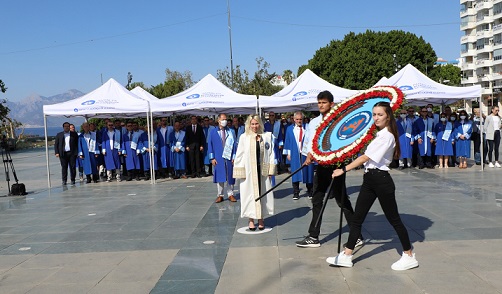 Akdeniz Üniversitesi’nin 40. yılında Atatürk Anıtı’na çelenk bırakıldı