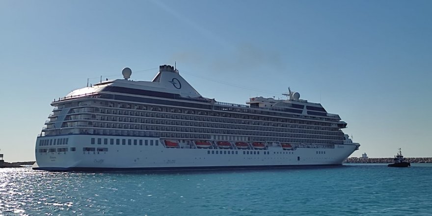 Antalya, lüks yolcu gemisi “Riviera” ile gelen 490 turisti ağırladı