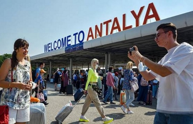 Antalya’yı hava yoluyla ziyaret eden turist sayısı 6 milyonu geçti