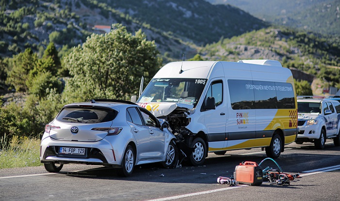 Antalya’da minibüs ile otomobilin çarpıştığı kazada 9 kişi yaralandı