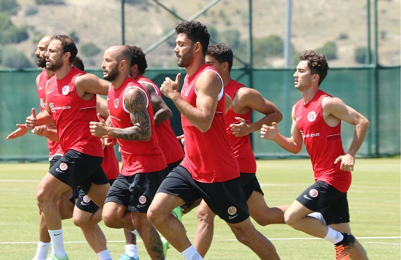 Antalyaspor, bir günlük iznin ardından Burdur kampındaki çalışmalarına devam etti