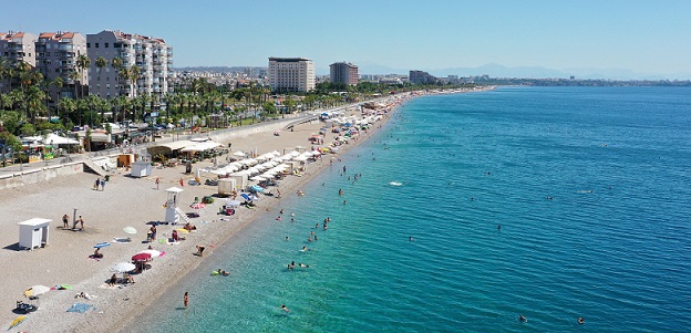 Antalya sahillerinde bayram tatilinin son gününde de yoğunluk sürdü