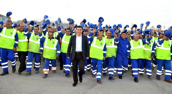 Tütüncü’den belediye işçilerine bayram ikramiyesi