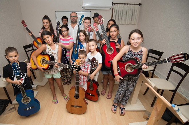 Ukuleleyi de bağlamayı da öğrenecekler