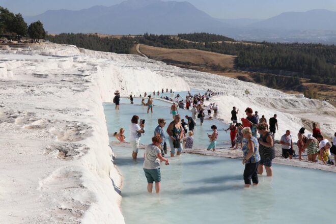 Pamukkale’yi yılın ilk yarısında yarım milyondan fazla turist gezdi