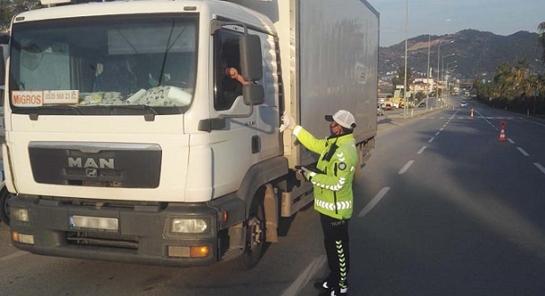 Antalya’da Yük Taşıyan Araçlar Trafik Denetimine Takıldı