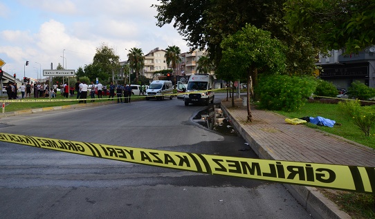 Antalya’da yolcu otobüsünden inen kişi silahlı saldırı sonucu öldü