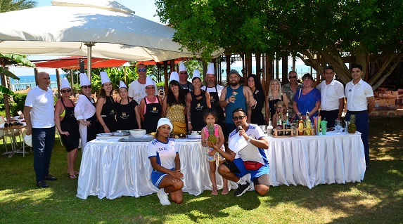 Manavgat’ta, turistler tatil yaptıkları otelde Türk yemekleri pişirmeyi öğreniyor