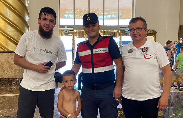 Kemer’de kaybolan 2 turist çocuk jandarma tarafından bulundu