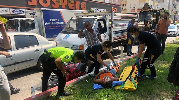 Kumluca’da 5 aracın karıştığı trafik kazasında 4 kişi yaralandı