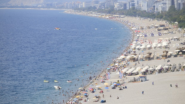 Antalya’da sıcaktan bunalanlar sahilleri doldurdu