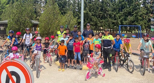 Kumluca’da bisiklet kullanan öğrencilere kaskın önemi anlatıldı