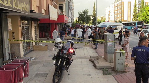 Antalya’da ihbara giden 2 polis memuru silahla yaralandı