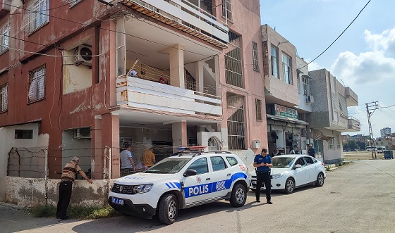 Adana’da yatalak kadın ölü, oğlu ise bilekleri kesilmiş halde bulundu