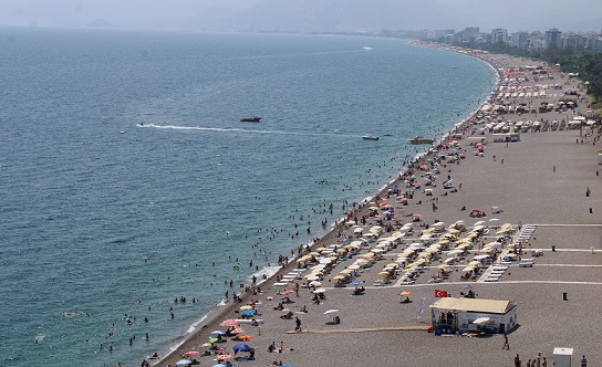 Antalya sıcak hava nedeniyle sahillerde yoğunluk yaşanıyor