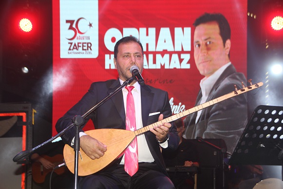 Orhan Hakalmaz, 30 Ağustos Zafer Bayramı nedeniyle Serik’te konser verdi