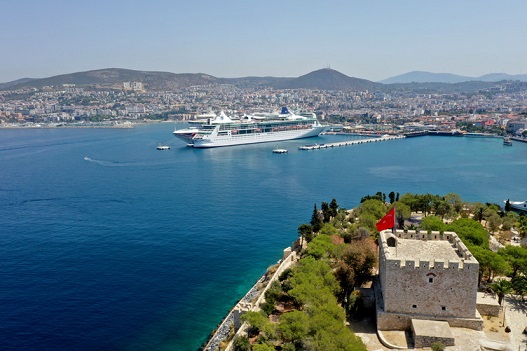 Kuşadası’na 2 kruvaziyerle 4 bin 827 turist geldi