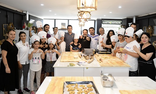 Özel çocuklar pasta ve pizza yaptı