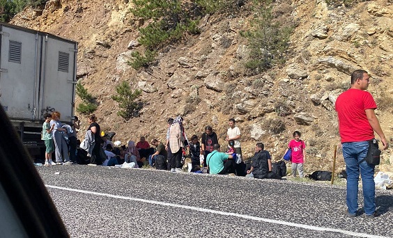 Muğla’da Lastiği Patlayan Tırdan 100’e Yakın Göçmen Çıktı