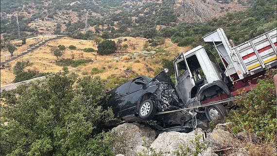 Bodrum’da kaza geçiren sanatçı İbrahim Tatlıses, sıkıştığı araçtan çıkarıldı