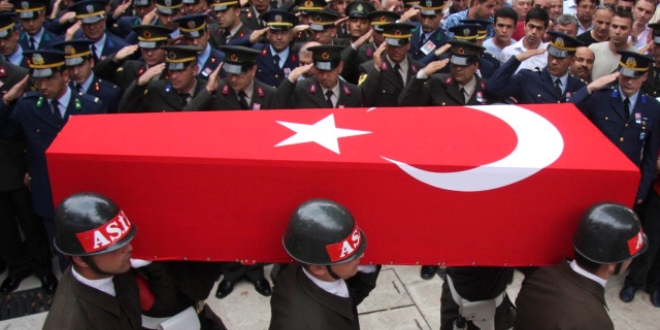 Hakkari’de şehit olan askerin cenazesi hava yoluyla Adana’ya getirildi