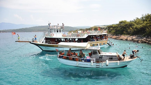 Tatilciler, Muğla’nın koylarını günübirlik tur tekneleriyle gezmeyi tercih ediyor
