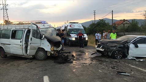 Tarım işçilerini taşıyan minibüs ile otomobilin çarpıştığı kazada 20 kişi yaralandı