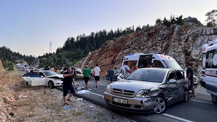 Antalya’da üç otomobilin karıştığı kazada 4 kişi yaralandı