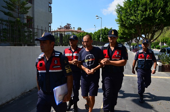 Antalya’da babasını öldürüp annesini ağır yaralayan Rus turist adliyeye sevk edildi