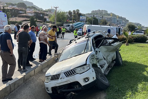 Alanya’da ambulansla kamyonetin çarpıştığı kazada 8 kişi yaralandı