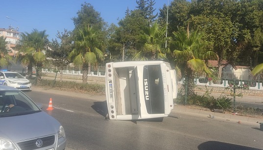 Serik’te devrilen midibüs nedeniyle yol, kısa süreliğine trafiğe kapandı