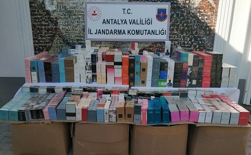 Antalya’da kaçak parfüm ve sigara operasyonunda 2 şüpheli yakalandı