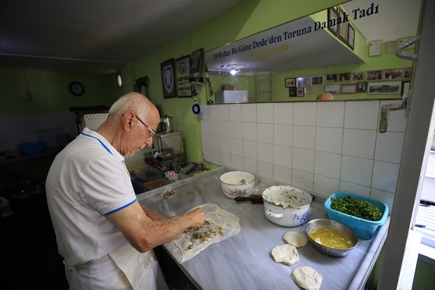 Antalya’nın “lezzet ustası” börekçi Tevfik, 65 yıldır tezgahının başında