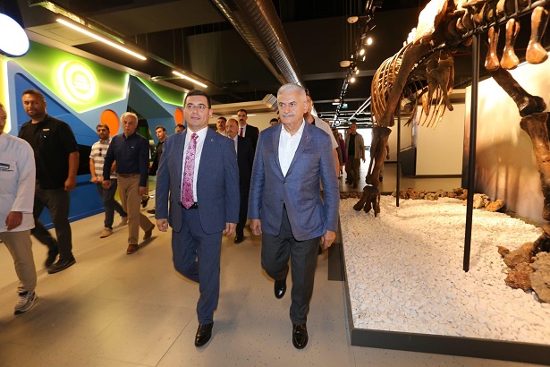 AK Parti Genel Başkan Vekili Yıldırım, Antalya Bilim Merkezi’ne hayran kaldı