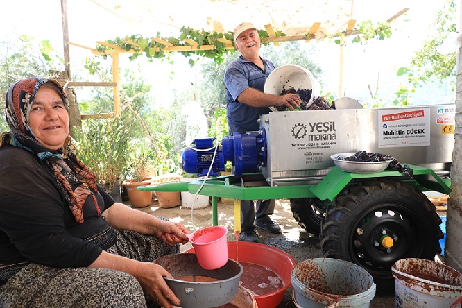 Pekmez kazanları üzüm suyuyla dolup taşıyor