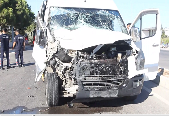 Antalya’da tur minibüsü ile kamyonun çarpıştığı kazada 2 kişi yaralandı