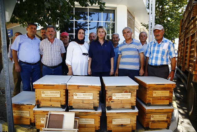 Gündoğmuş’a arı kovanı ve yoğurma makinesi desteği sağlandı