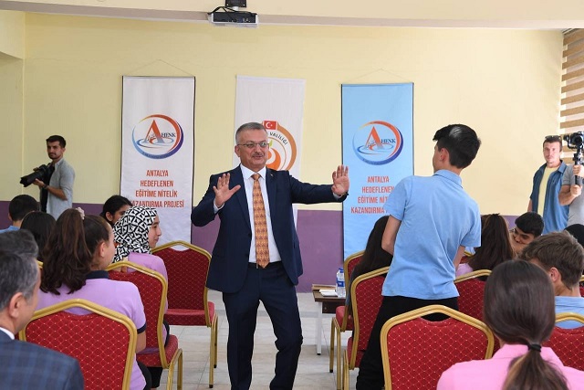 Vali Yazıcı’dan Gençlere Övgü