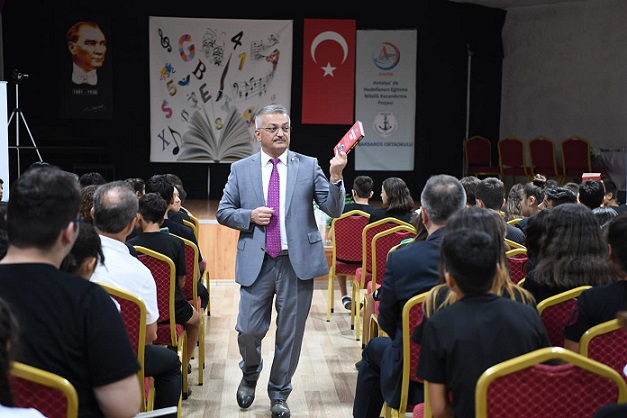 Vali Yazıcı: Gelecek Sizsiniz, Gelecek Sizlerin Elinde