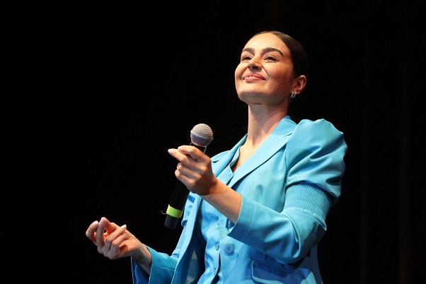 Elif Buse Doğan türküleriyle harman yerini coşturdu
