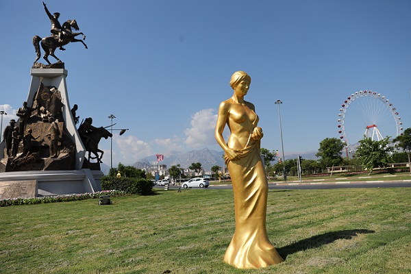 Altın Portakal’ın habercisi Venüs heykelleri caddelerde