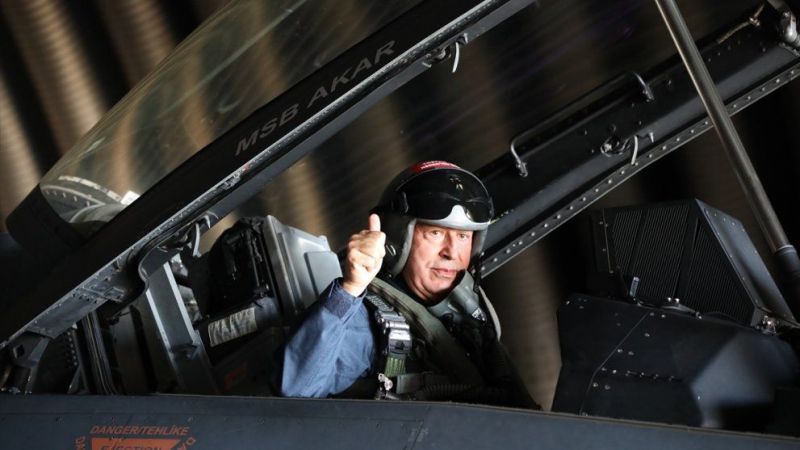 Milli Savunma Bakanı Akar, F-16 kokpitinde