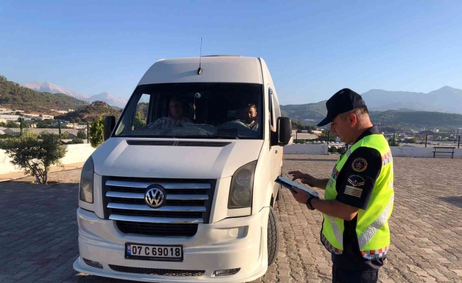 Antalya’da jandarma tarafından servis şoförlerine yönelik denetimler gerçekleştirildi